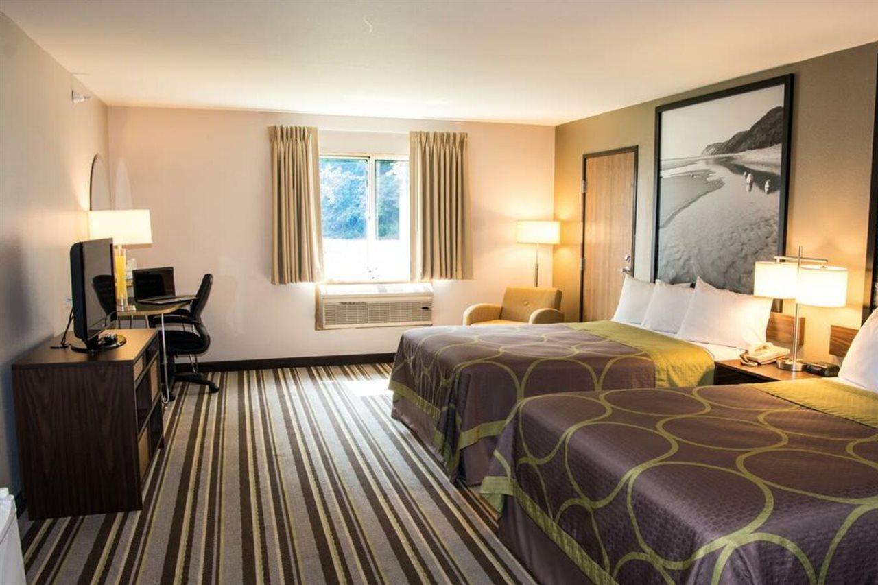 Hotel Super 8 By Wyndham Manistee Zewnętrze zdjęcie