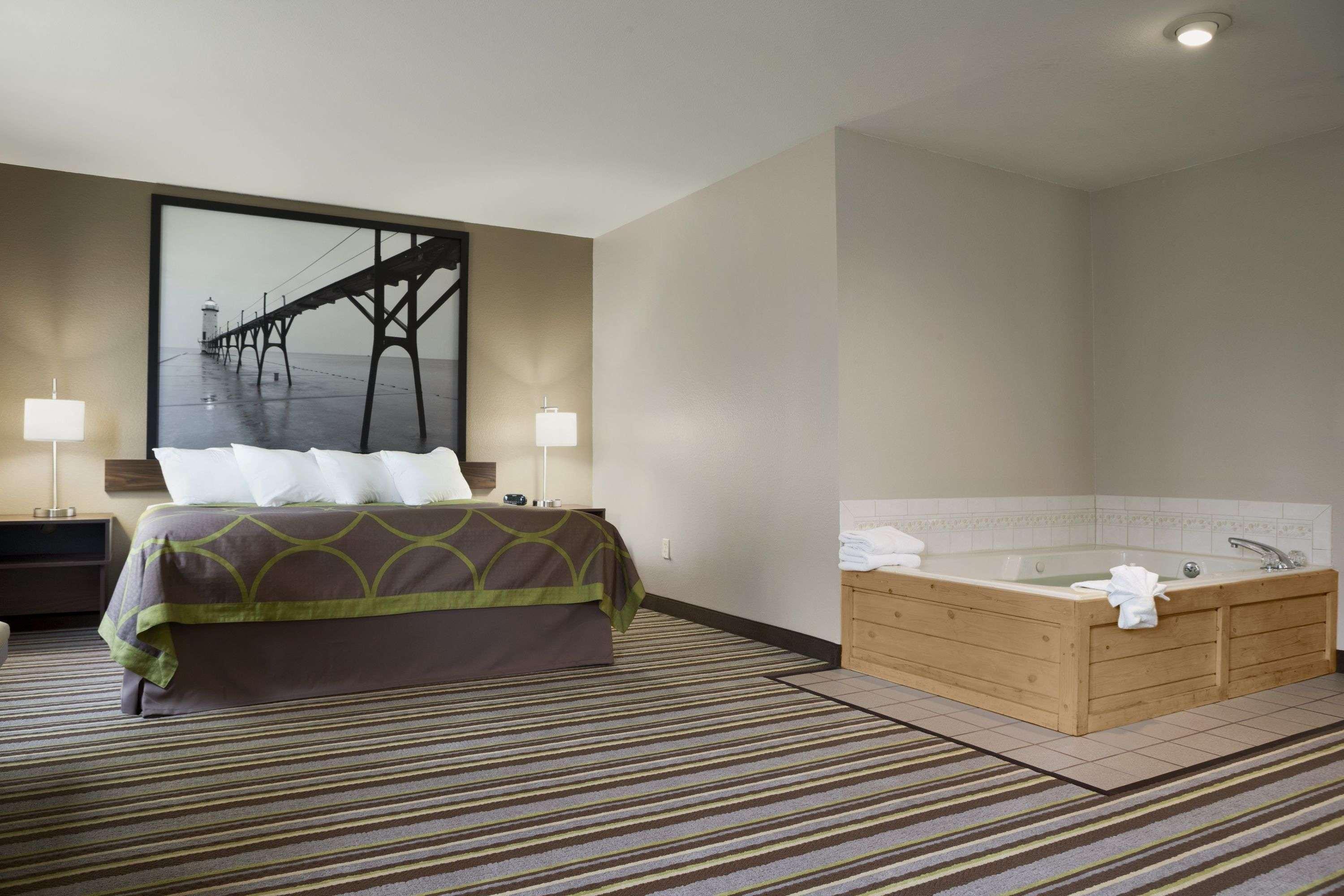 Hotel Super 8 By Wyndham Manistee Zewnętrze zdjęcie