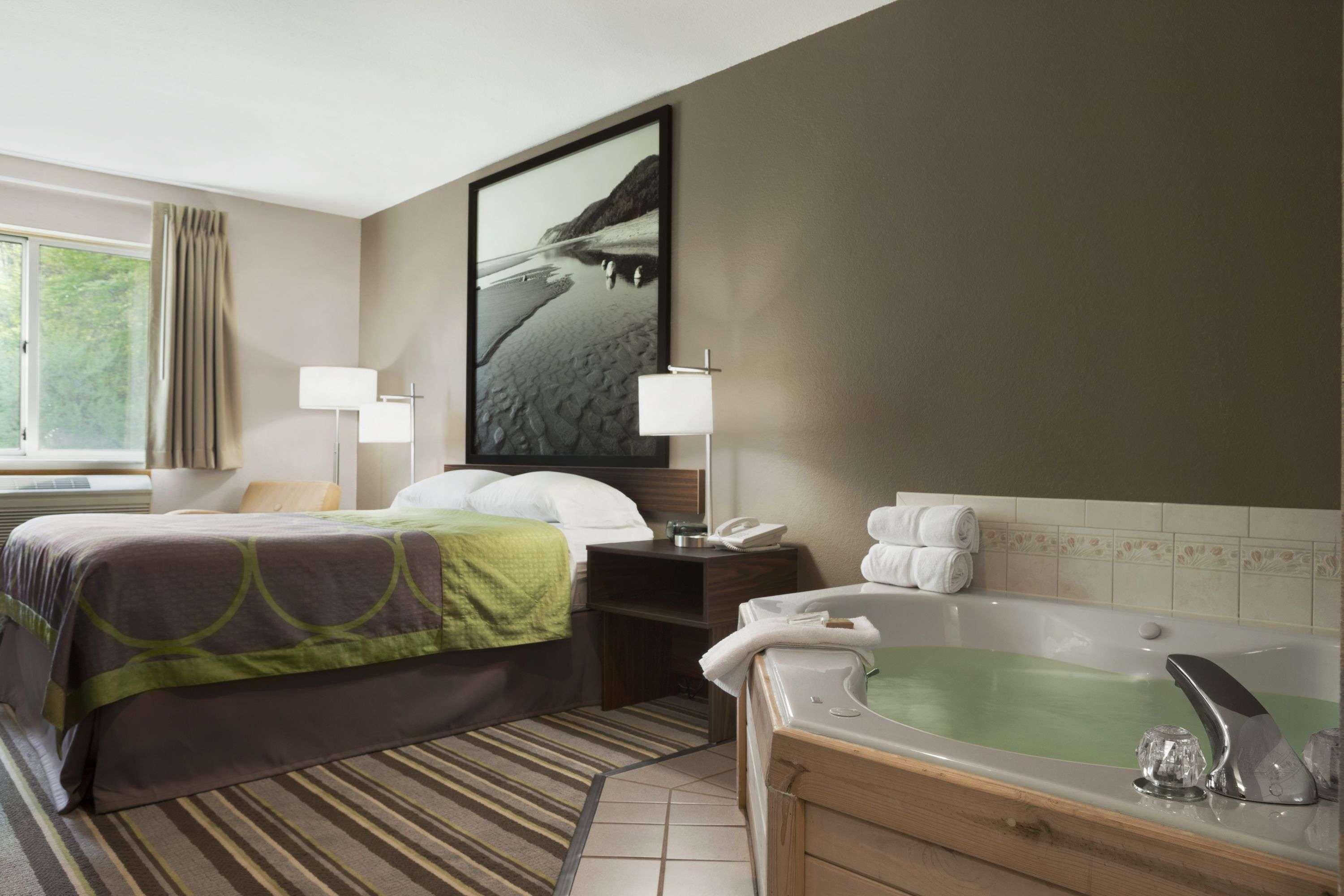 Hotel Super 8 By Wyndham Manistee Zewnętrze zdjęcie