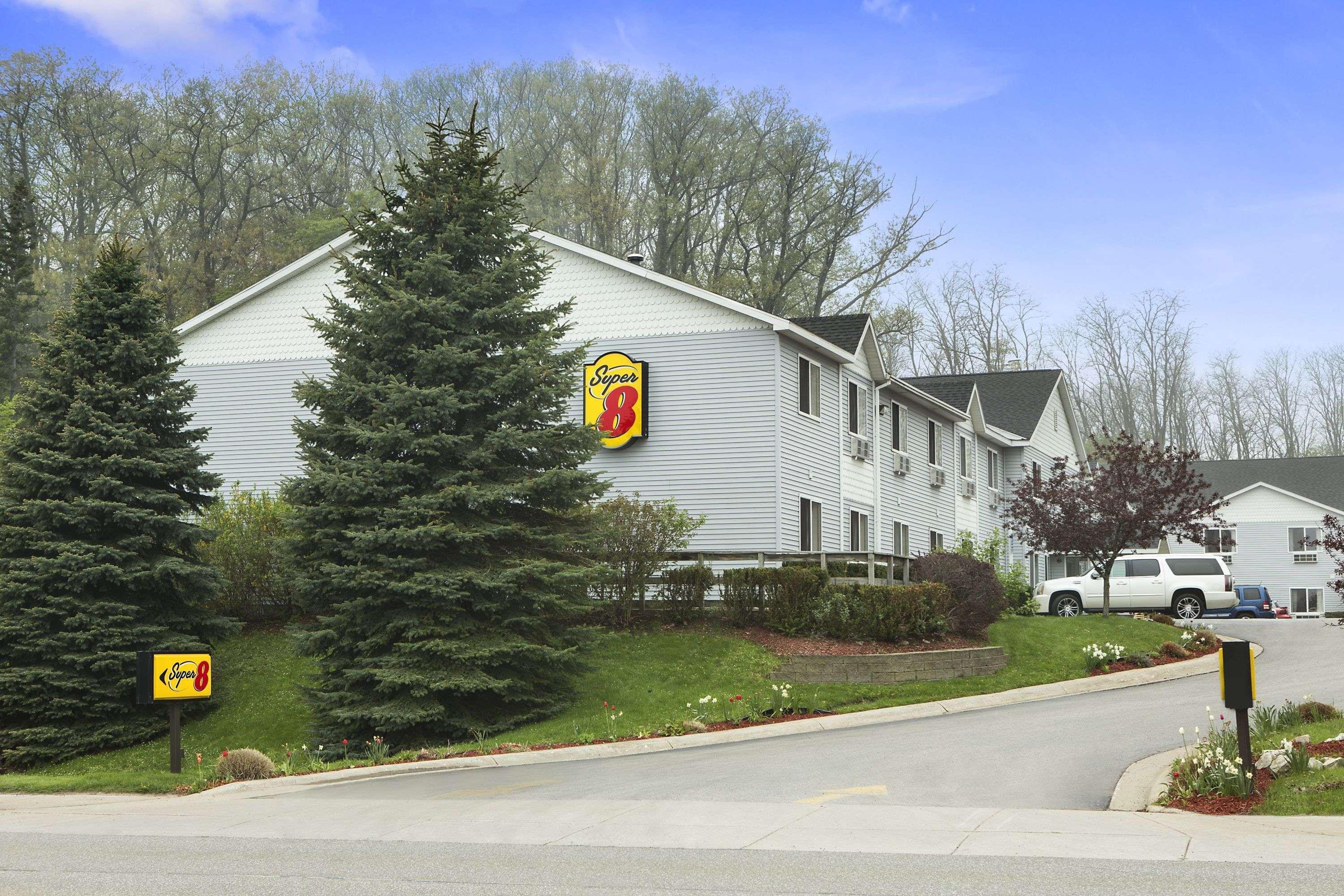 Hotel Super 8 By Wyndham Manistee Zewnętrze zdjęcie