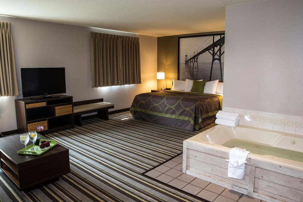Hotel Super 8 By Wyndham Manistee Zewnętrze zdjęcie
