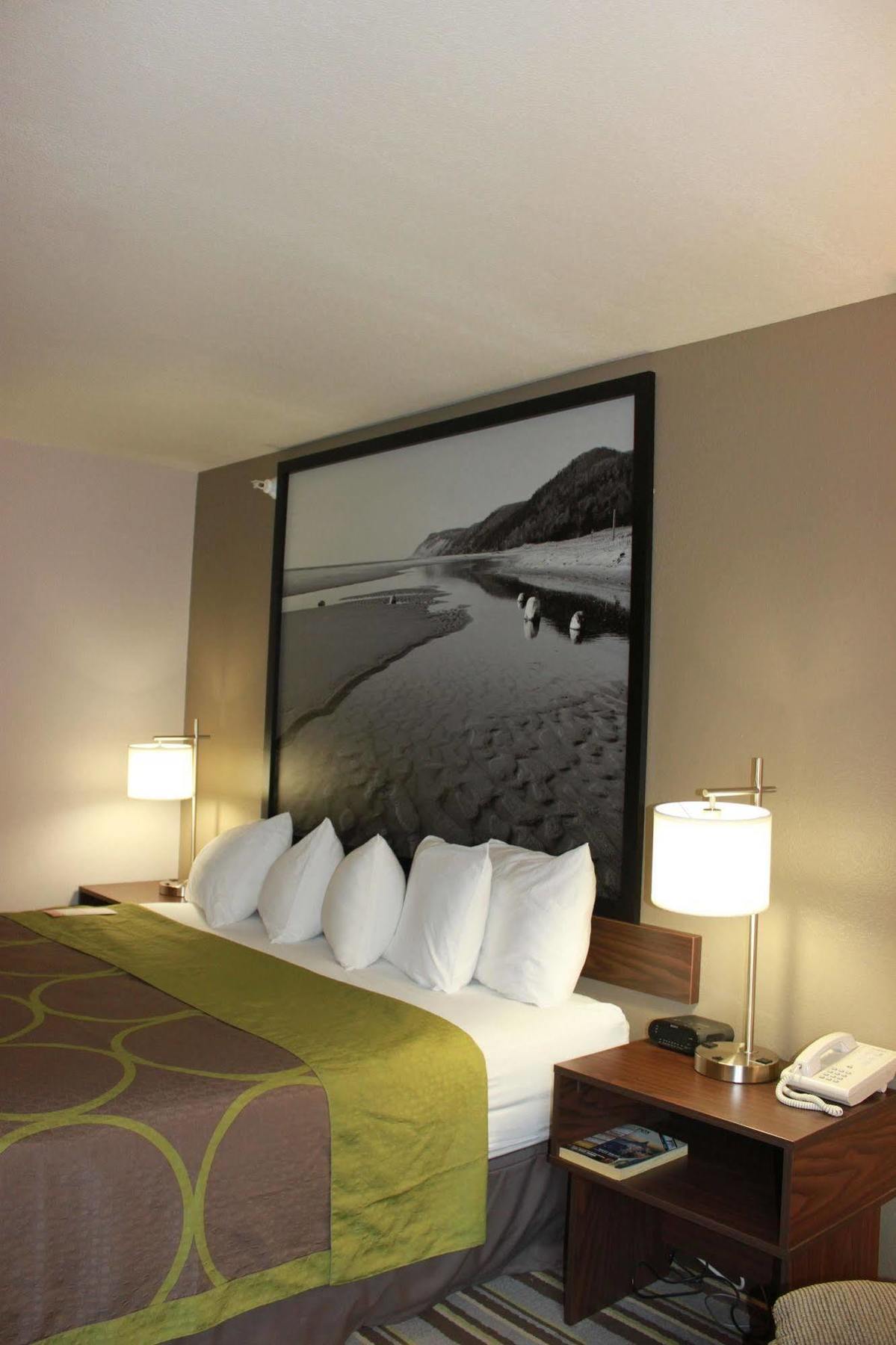 Hotel Super 8 By Wyndham Manistee Zewnętrze zdjęcie