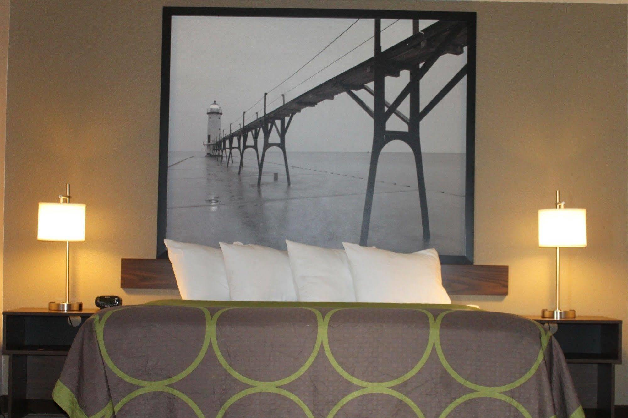 Hotel Super 8 By Wyndham Manistee Zewnętrze zdjęcie