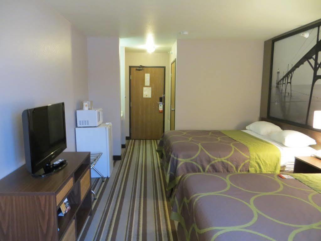 Hotel Super 8 By Wyndham Manistee Zewnętrze zdjęcie