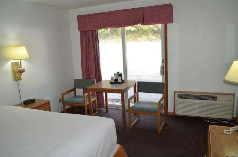 Hotel Super 8 By Wyndham Manistee Zewnętrze zdjęcie