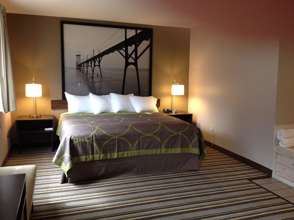 Hotel Super 8 By Wyndham Manistee Zewnętrze zdjęcie